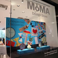 MoMA デザインストア表参道 / Tokyo

ニューヨーク近代美術館（MoMA）が手がける、世界各国のグッドでユニークなデザインアイテムばかりを集めたストア「MoMA デザインストア表参道」。MoMA限定商品などを含む2,000アイテムほどを取り揃え、1,000円代のプチギフト商品も多いのでプレゼント探しにおすすめのお店です。

つぶ納豆や卵焼きなどのイホシロ窯製「創作箸置き」や、金粉が入った液体がゆらゆらする「金の盃」、「カップ麺ウェイト」など日本製のアイテムも色々！
LEDでニューヨークの地下鉄の位置をリアルタイムに追跡するハイテクで機能的なアートピース「NYC サブウェイ サーキットボード」や、ニューヨーク都市交通局（MTA）の公式ライセンスで制作された、ニューヨークの街の香りがする？！「NYC フレグランスキャンドル」など、NYに関連するアイテムも魅力的です♪

#tokyo #tokyosightseeing #momastorejapan #bluemoon