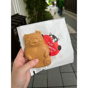 2023.5.熊本旅行🚗³₃

日帰りで県外に行くことは多々あったのですが、遠出する機会があまりなく。

本日から熊本編START❗️
とはいえ、のんびり癒しがメインの旅なので少ない枚数で終わります。

熊本といえばくまモン(●ﾟ(ｴ)ﾟ●)
熊本城野麓、桜の馬場城彩苑にあるMONARIOへ。

中身はイチゴ🍓をチョイスしました。甘くて可愛くて美味しかった😋

#熊本#熊本グルメ