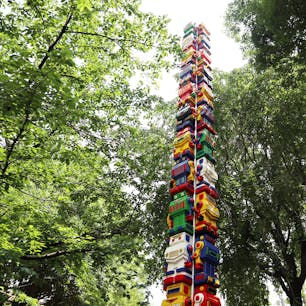 Sakurazaka Park (港区立さくら坂公園) / Tokyo

六本木ヒルズの南端に「ロボロボ公園」の愛称で親しまれる公園があるのですが、なんとロボットをテーマにした公園なんです！世界的に注目されている韓国の現代アーティスト、チェ・ジョンファ氏がアートディレクションと遊具の制作を担当しています。
44体のロボットの塔や、10個のカラフルな滑り台などがあり、公園のあちこちには子どものロボットも♪子どもだけではなく、大人の遊び心をくすぐる公園です。

#tokyo #tokyosightseeing #sakurazakapark #roppongi #bluemoon