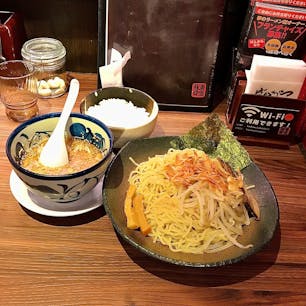 ばんから新宿歌舞伎町店で、YouTuberヒカルプロデュース「つけみそる」を食べました

みそつけめんというより、二郎系のつけめんです

スープにアブラがたくさん入っていて、とても濃厚でした

スープが麺にからんで、すごくおいしかったです