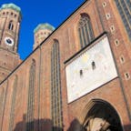 ドイツ・ミュンヘン
【フラウエン教会 （Frauenkirche）】
大きな2つの時計塔を持つ大聖堂で、かの有名な？！「悪魔の足跡」があります。
フラウエン教会を設計した建築家「Jörgvon Halspach ヨルグ・フォン・ハルスパッハ」は、教会の建築成功のために悪魔と「窓のない教会にする」と約束をしたけれど、実際にできたのは窓のある教会、それに怒った悪魔が地団駄を踏み、その時にこの足跡を残したと言われています。
