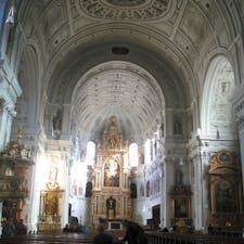 ドイツ・ミュンヘン
【聖ミヒャエル教会（Michaelskirche）】
この聖堂の地下には、ミュンヘンで栄えたヴィッテルスバッハ家のお墓があります。
外見はシンプルな教会ですが、中に入ると超豪華。
そして、ここには ノイシュバンシュタイン城 を建築した、今なお、ミステリアスで人気のある王、ルートヴィヒ2世 のお墓もあります。