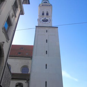 ドイツ・ミュンヘン
【ペーター教会（St. Peter's Church）】
バイエルン公国時代の13世紀に造られた ミュンヘン最古の教会 で、地元ミュンヘンの方たちは「Alter Peter」という愛称で呼んでいるそうです。“ペーター爺さん” という感じです。「ペーター爺さん」の良さは、何と言っても 塔の上から眺める景色の素晴らしさ。
249段の狭い階段を登らないといけないですが、見晴台からは街のシンボルでもある「新市庁舎」や、「フラウエン教会」を含めたミュンヘン旧市街が一望できます。