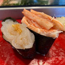 富山といえばお寿司！ということで寿司栄総曲輪店へ。
注文した「富山の味にぎり（3,850円）」は、ねっとり甘ーい白エビに、山盛りのった紅ズワイ、ぷりぷり通り越してぶりんぶりんのカンパチなどなど、富山の新鮮なネタが満載！ネタもシャリも大きくて、満足度高い10貫でした。