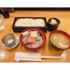 富山駅ナカのとやま方舟で、海鮮丼と氷見うどんのセット。そして日本酒が自慢のお店なので、地元富山の羽根屋の日本酒も。
こちらは富山の鋳物メーカーの能作の器で呑ませてくれるんです。おちょこの底に「たのし」の文字が浮かんでてすてき。
海鮮丼もネタが新鮮だし氷見うどんはツルツルつやつやだし、富山は本当においしくて幸せです。

日本酒の品揃えが多くて好きな方にはおすすめ。ちょっとお高めの値段設定のせいか、並ばずに入れるのも助かります。