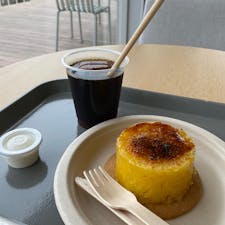 魚津の埋没林博物館に併設されてるキニナルカフェでパイナップルケーキ。パイナップルを筒状にくり抜いた中にカスタードクリームとスポンジが入っていて、表面をキャラメリゼして出してくれます。
見た目がおしゃれすぎるので正直味はどうかしらと思いながら食べたけど、想像以上においしかった🍍

見た目的にはまるごとのキウイも気になりました🥝ただ、一つ880円〜はちょっと高いかなぁ。