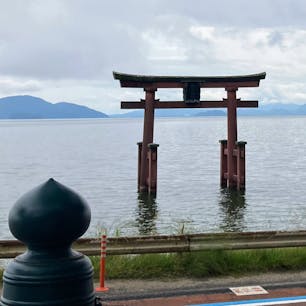 琵琶湖にポツンとある鳥居