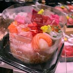 Central Square Life (ライフ セントラルスクエア恵比寿ガーデンプレイス店) / Tokyo

恵比寿ガーデンプレイスに2023年4月にオープンした、スーパーマーケット「ライフ」の旗艦店。”日々のお買い物を、便利から楽しいへ。すべてがつながる、新しいスーパーマーケット”をコンセプトに、今までにない嬉しい・楽しい気持ちが見つかるスーパーマーケットとして人気です！
鮮魚売り場の活魚水槽や、オーダー式弁当コーナー、お店で作られた美しいサラダやケーキみたいなお寿司、世界のお菓子コーナーなどなど、見るだけでも楽しいスーパーマーケットです♪

#tokyo #tokyosightseeing #centralsquarelife #ebisu #bluemoon