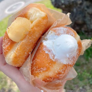 2022年12月にオープンした「RK DONUTS🍩」

RK GARDEN の姉妹店ということとで期待して伺いましたが、予想を上回る可愛いらしいドーナッツ屋さんでした♪
小屋スタイルでとってもキュート♪テラス席もオシャレな雰囲気で、ついつい長居したくなりました♪

「濃厚卵の自家製カスタード」と「牛乳ホイップ」は、どちらも中のクリームたっぷり♪食べるたびに溢れてくるので注意です‼︎

セットボックス(5種類)も販売されていているので、次回は食べ比べしたいな。