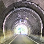 和田峠（旧和田峠）。信号機が設置されている交互通行のトンネル