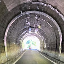 和田峠（旧和田峠）。信号機が設置されている交互通行のトンネル