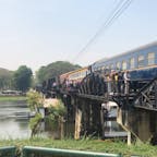 タイ　カンチャナブリの鉄橋
線路の橋には出入り自由なので、列車が来ない時は自由に渡れます。
列車が来た時には歩行者と列車がギリギリですれ違っていました。
列車は徐行して運転していました。