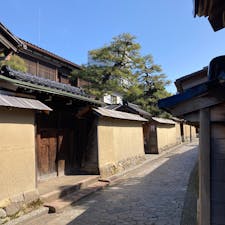 石川　金沢
長町武家屋敷跡

石畳みの小径と土壁の塀が
趣があります。