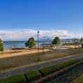 大津湖岸なぎさ公園は、滋賀県大津市の琵琶湖岸に整備された公園。長さは約4.8kmもあり、どこからでも琵琶湖の雄大な景色が楽しめる。

大津港のあたりまで来ると、観光船のミシガンが発着する様子が見られる。この日は定期点検により、ビアンカが代わりに運航していました。