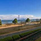 大津湖岸なぎさ公園は、滋賀県大津市の琵琶湖岸に整備された公園。長さは約4.8kmもあり、どこからでも琵琶湖の雄大な景色が楽しめる。

大津港のあたりまで来ると、観光船のミシガンが発着する様子が見られる。この日は定期点検により、ビアンカが代わりに運航していました。