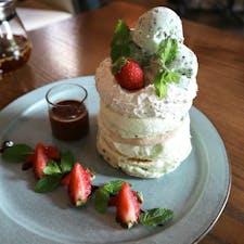 512 CAFE&GRILL 東京六本木

ふわとろパンケーキが大人気のお店で、毎年恒例の期間限定「チョコミントパンケーキ」を堪能！チョコミント好きにはたまらないスッキリ系の絶品スイーツ。３段重ねのパンケーキですが、小さめサイズなので1人でも簡単に完食できちゃいます。
チャイ系のお茶や、ざくざくフレンチトーストもおすすめ！1人でも訪問しやすいお店で、朝10時の開店直後の訪問であれば、予約がなくても入れます♪

#tokyo #roppongi #512cafe_official #bluemoon