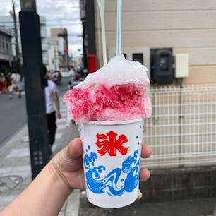 佐藤氷店@盛岡

100年以上の歴史のある氷屋さんのかき氷。
お店の入り口で注文して、道端で食べるスタイル。

手で削った優しい氷にたっぶりのシロップでうまい。

しかも210円〜というコスパ最強🍧