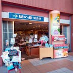 滋賀県大津市にある湖の駅　浜大津（うみのえき　はまおおつ）は、滋賀県のお土産を販売しているお店です。

入口から見ると、小さなスペースに見えますが、意外と品揃えは豊富。ブランド肉の近江牛の加工品、滋賀の地酒、ワイン、お菓子、雑貨、信楽焼の陶器まで並んでいます。

フードコートもあり、地元食材や近江米を使った定食のほか、ソフトクリーム、ドリンクもいただけます。お店は、浜大津アーカスというビルの2階に入っています。