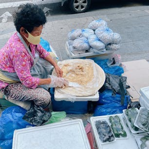 鐘路5街
普通に道端でお餅を売ってます👀
きな粉餅、柔らかくてめっちゃくちゃ美味しかった。お値段も安くて、2.000W。