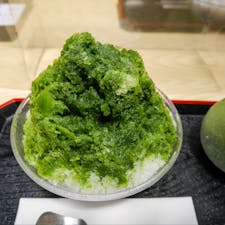 京都市伏見区にある茶寮　油長（さりょう　あぶらちょう）では、夏にちょっと珍しいかき氷がいただけます。

それは、伏見のお酒と宇治抹茶を合わせたシロップをかけた、宇治吟醸氷です。抹茶のほろ苦い風味、日本酒の華やかな香りが合わさり、とても美味しいです。自分でシロップをかけるのも面白いですね。

お店はお茶屋さんの奥に喫茶コーナーとして設けられており、意外と広いです。伏見散策の際には、立ち寄ってみてください。