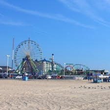アメリカ　メリーランド州
「OCEAN CITY オーシャンシティ」
全長4kmもあるボードウォーク沿いのビーチ。
遊園地やレントラン、ショッピングモールもある。