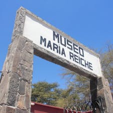 ペルー　ナスカの地上絵近く

【MUSEO MARIA REICHE マリア・ライヒェ博物館】

「Maria Reiche マリア・ライヒェ」はドイツ人女性。1953年、ナスカの地上絵を初めて飛行機で発見したと言われるアメリカ人 ポール・コソック の助手で、ここでナスカの地上絵の解明に人生を注いだそうです。
この辺りは古代人ミイラもたくさん残っているそうで、博物館にも本物が展示してあります。