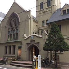 カフェ　フロインドリーブ

元教会の建物にあるカフェとショップです。
ケーキの他にサンドイッチなどもあるみたいです。
知人からオススメされ、パイを買いましたが、今まで食べたパイの中で一番美味しかったです！オススメです！