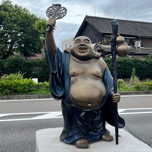 名鉄布袋駅前の布袋さま達