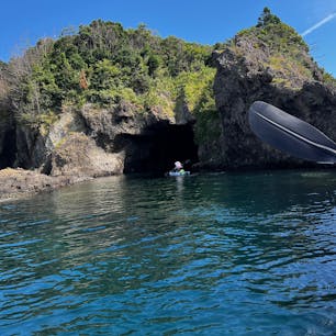 青の洞窟「竜王洞」

小木町にある小木ダイビングセンターでシーカヤックに参加しました。

快晴でほんとうに綺麗でした。