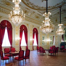 世界のVIPの賓客を迎える為、また、国際会議の場として使われている国宝でもある「迎賓館赤坂離宮」。この絢爛豪華さは、まるでフランスの「ヴェルサイユ宮殿」。日本にいながら、海外に行った気分を味わえます。

#迎賓館赤坂離宮
#ヴェルサイユ宮殿
#国宝