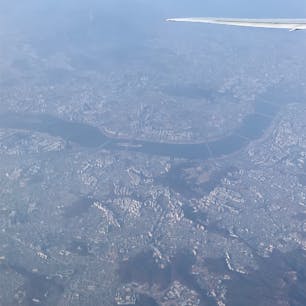 飛行機から見たソウル全体の写真です！ちなみに真ん中に流れている川は漢江です！