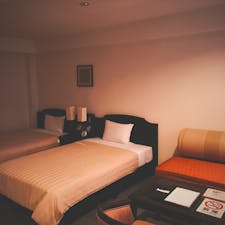 2018年5月宿泊。
与那国島唯一のホテルです。

値段の割に部屋の広さは抜群。
スーツケース２つ、余裕で広げられます。
ホテル横には売店が遅くまでやっているので、飲み物などちょっとしたものにはこまりませんが、居酒屋などの飲食店は、徒歩10分くらいの繁華街まで歩きます。