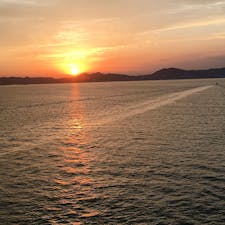 瀬戸内海
神戸から阪九フェリーに乗り北九州に着く前の夜明けの景色。
穏やかな水面に映える光の帯を一隻の船が横切ることで生まれたXです。