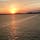 瀬戸内海
神戸から阪九フェリーに乗り北九州に着く前の夜明けの景色。
穏やかな水面に映える光の帯を一隻の船が横切ることで生まれたXです。