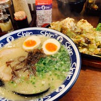 王道の博多ラーメンといえばこちら。煮玉子入りラーメンとみそホル鉄板。日曜日の昼時、40分並んでやっと頂きました。

予想通りの美味でしたが、次回は他のお店もチャレンジしてみたい。