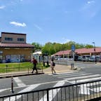 大阪府羽曳野市（はびきのし）の「道の駅しらとりの郷羽曳野」。大型の農産物直売所、地元の名産を販売する商工物産館などがあり、人気が高いです。

商工物産館のコーヒーショップでは、特産のいちじくを使ったパフェ、ソフトクリームや、古市古墳パフェ、軽食もいただけます。

施設の裏にはバーベキュー広場や遊具、散策路もあります。休日は混雑しますが、夏には特産のぶどう、いちじくも販売されるので、立ち寄ってみてください。