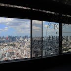 DINING & SKY - TOP of YEBISU / Tokyo

恵比寿ガーデンプレイスタワー38階にある無料の展望スペース「SKY LOUNGE」。東京タワーやスカイツリー、レインボーブリッジも一望できて、携帯電話があれば全自動のフォトサービスを使って自分と東京の絶景を撮影することもできちゃいます！土・日でも比較的空いている展望スペースなので、恵比寿を訪れたらぜひ立ち寄っていただきたい、東京の穴場撮影スポットです。

恵比寿ガーデンプレイスタワーの38階は粋を味わう和の美食街、39階は心踊る世界の美食街となっており、レストランの店内からも絶景を眺められます♪

#tokyo #tokyosightseeing  #tokyorestaurant #ebisugardenplacetower #ebisu38 #bluemoon