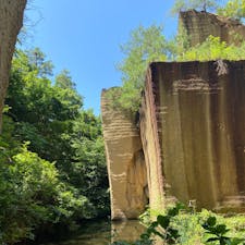 山形県高畠町の瓜割石庭公園。

かつての採石場で、別名“石切場”のとおり、約30メートルあるという石の壁は迫力がありました。

規模は小さいですが非日常空間を味わえます。