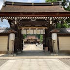 滋賀県多賀町にある「多賀大社」を訪ねました。お多賀さんの愛称で親しまれる神社で、延命長寿や縁結びの神様として信仰されています。

滋賀でも有名な神社で、社殿はとても立派でした。境内には、延命長寿を願う「寿命そば」がいただける、そば処もありました。

参道には、土産物店や飲食店が立ち並び、門前町のような風情が感じられます。糸切餅という和菓子や、そばが名物だそうです。
