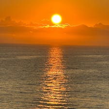 瀬戸内海
夜明けの景色が好きでフェリーによく乗っています。瀬戸内海は天候が荒れなければ穏やかなので、揺れを感じることも殆どありませんし、ぐっすり眠ることができます。そして早起きのご褒美が北九州に着く前のこの景色です。