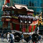 京都
祇園祭後祭山鉾巡行
大船鉾
ガラス張りの建物をバックに、この鉾の美しさが際立ちます。