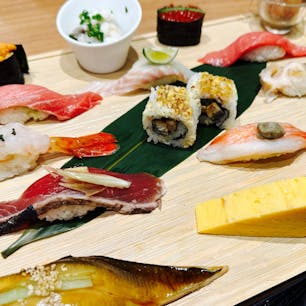 すしの美登利寿司の総本店。
比較的リーズナブルに美味しいお寿司をいただけます！

板さんのおまかせにぎりにしておけば、間違いありません！

#すしの美登利寿司
#美登利寿司
#すし
#寿司