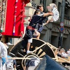 京都祇園祭後祭山鉾巡行
鷹山
辻回し
ハンドルのない大きな車輪を回すのは見応えはありますが、やはり大変そうでした。無事回し終えられた時、観客は拍手喝采です。