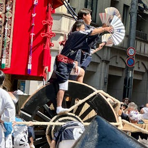 京都祇園祭後祭山鉾巡行
鷹山
辻回し
ハンドルのない大きな車輪を回すのは見応えはありますが、やはり大変そうでした。無事回し終えられた時、観客は拍手喝采です。