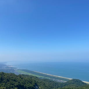 新潟県の弥彦山。
標高634mということで、東京スカイツリーと同じ高さから日本海を眺めることができます。

天気が良すぎて佐渡は見えませんでしたが、とても良い眺めでした。

パノラマタワーとクライミングカーがレトロで良い感じ。

弥彦山スカイラインにはスカイスポーツのテイクオフ基地もあり、そこからの眺めも絶景でした！