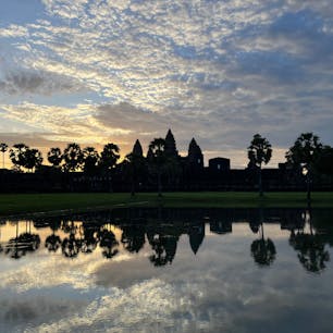 カンボジア　シェムリアップ　アンコールワットの朝

先週末タイは連休だったので、初めてアンコールワット観光に行って来ました
日中は暑くて観光するのも大変でしたが、早朝のアンコールワットは涼しくて素敵な朝日を眺める事が出来ました