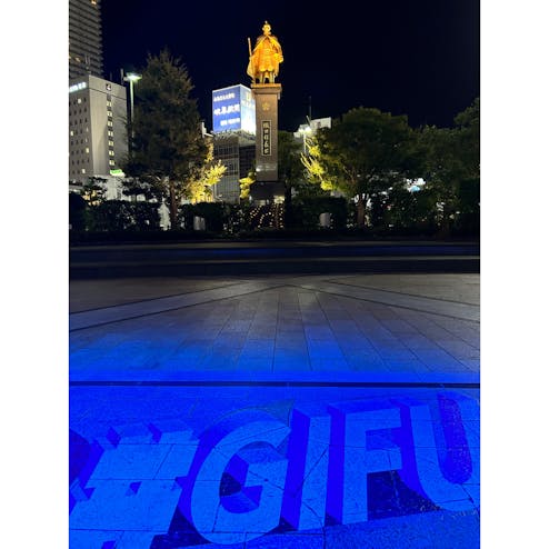 黄金の織田信長公像