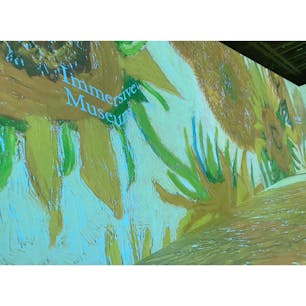 日本橋【Immersive Museum TOKYO】に行ってきました。

没入型とあって、部屋全体作品の世界観に包まれていてとても楽しかったです‼︎
施設内にはカフェや、グッズの販売がある他、500円でAIがゴッホ風自画像を描いてくれるサービスもありました♪ゴッホが鼻歌まじりに描いてくれるので面白いですよ。描き終わった後は、QRコードが発行されスマホでも保存できます。

お子様連れも入場でき、おえかきの品もいただけます‼︎室内なので、夏休みのお出かけにもオススメです◎