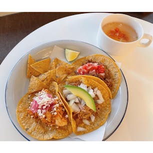 日本橋　【COMMISSARY】
海外風のフードコートに行ってきました♪どのお店も個性的でとってもお洒落‼️
施設内には5店舗、ピザやタコス、ドーナツのお店がある他、コーヒースタンドやビール専門店も入っています🍕🌮🍩☕️🍺

フードコートなので、その場でいただいてもいいですし、テイクアウトも◎