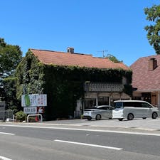 ヒトミワイナリー　滋賀県

地元の方に人気のワインとパンを販売しているお店。
独自製法で作られたちょっと特徴的なワインを試飲できます。